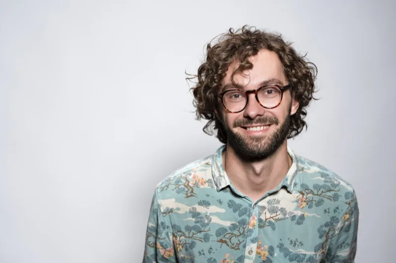 גבר מחייך במשקפיים